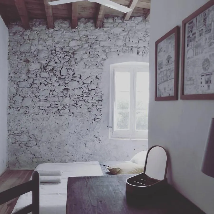 Can Tando, antiguo pajar de piedra restaurado Sant Jordi Desvalls