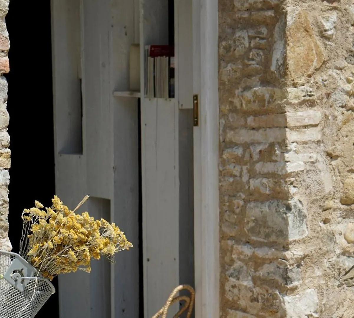 Can Tando, antiguo pajar de piedra restaurado Sant Jordi Desvalls España